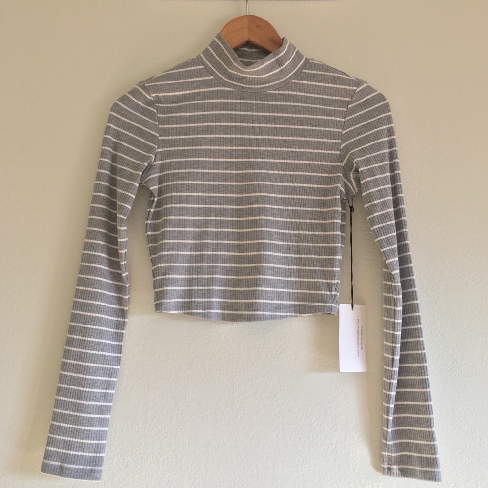 Sz S Gray&white striped mock neck long sleeve crop